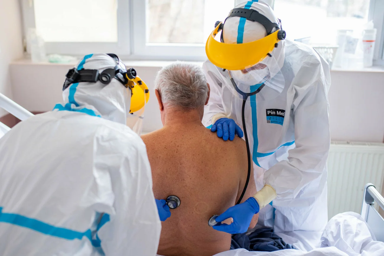 Z badań wynika, że objawy Omikronu przypominają symptomy przeziębienia.