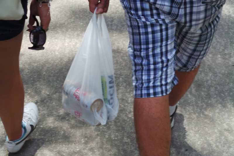 Sześciopak piwa to częsty bagaż polskich turystów.