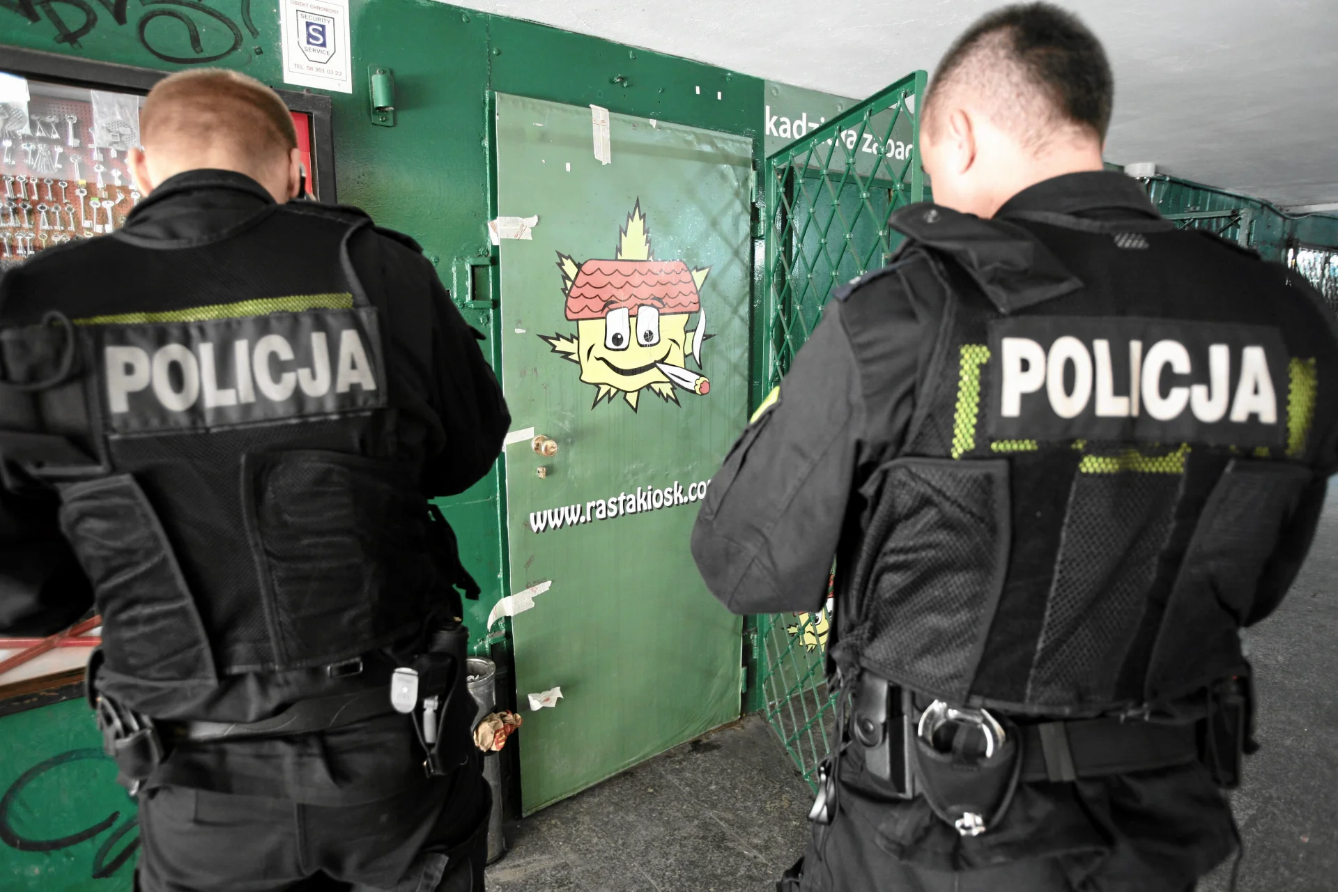 "Uważam że prohibicja i brak edukacji doprowadziły do poważnego kryzysu w życiu młodych ludzi, coraz częściej mówi się o wypadkach, zwłaszcza związanych z dopalaczami" - tłumaczy jeden z członków SIN.