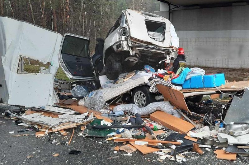 Karambol na S1. Nie żyje matka i niemowlę.