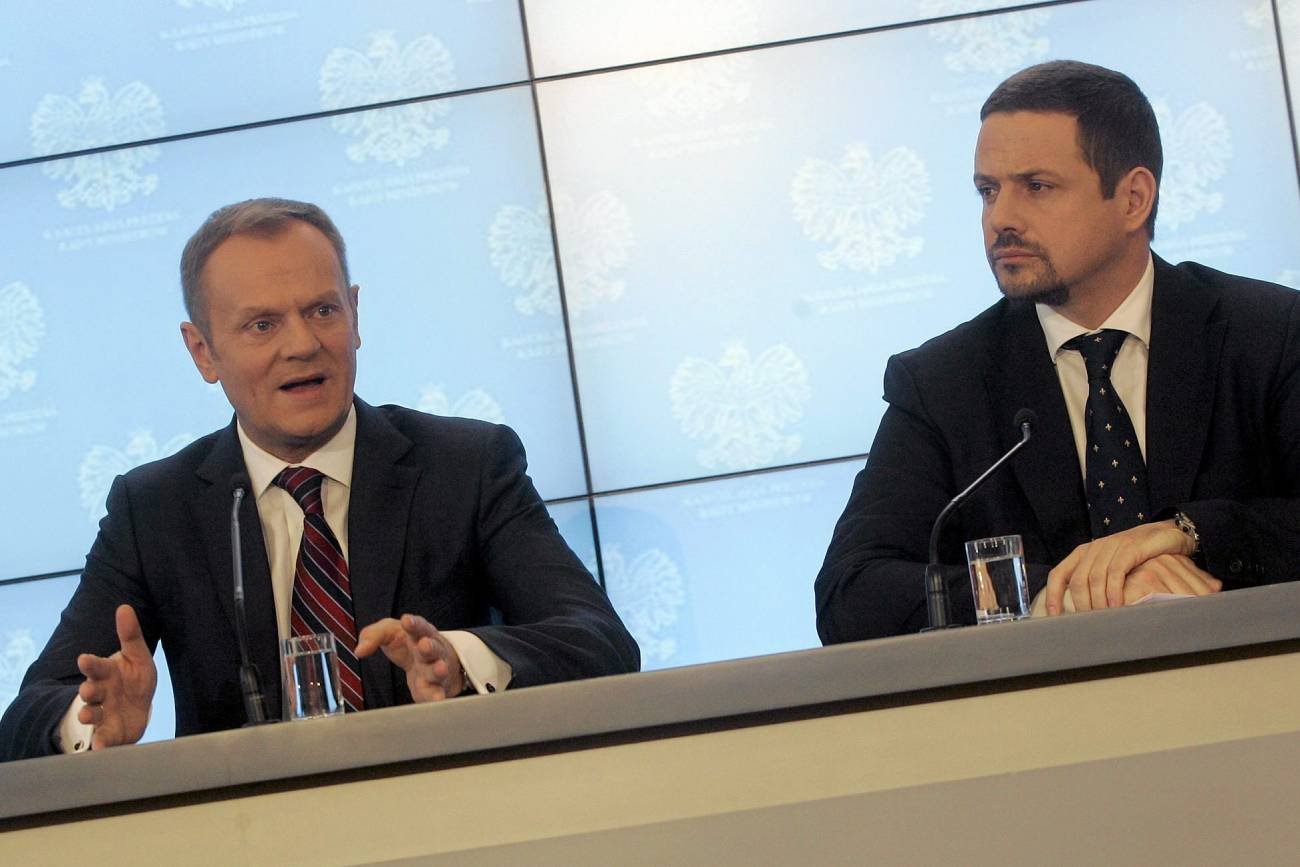 Premier Donald Tusk i Rafał Trzaskowski podczas konferencji dotyczącej planu resortu administracji i cyfryzacji na 2014 rok