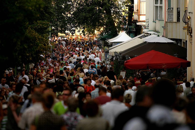 Co roku zabawić się w Sopocie chce coraz więcej osób. Mieszkańcy kurortu mają tego powoli dość.