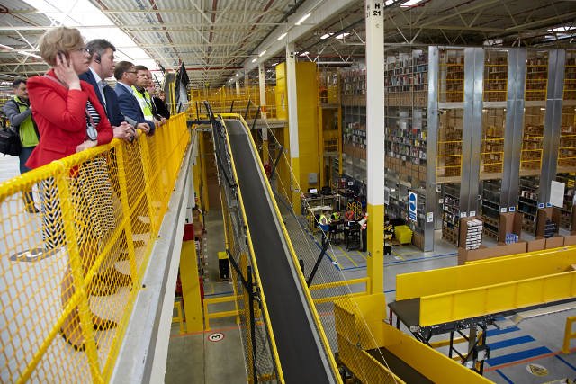 Polskie centra logistyczne Amazona można zwiedzać z przewodnikiem