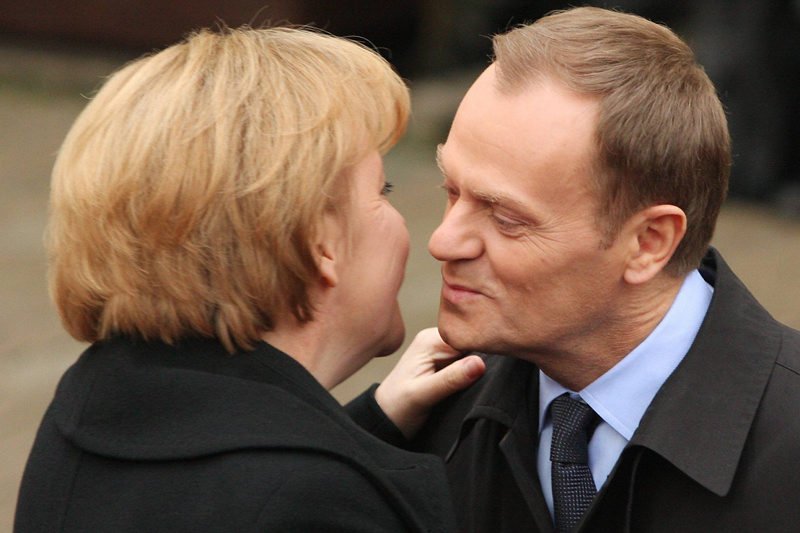 Aż tak miło podczas negocjacji nie jest. Na zdjęciu kanclerz Niemiec Angela Merkel i Donald Tusk.