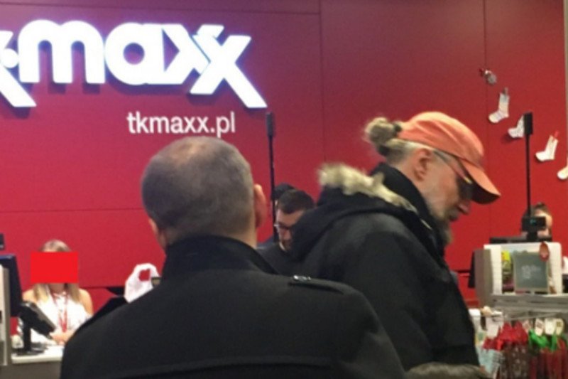 Mateusza Kijowskiego przyłapano na zakupach w sklepie odzieżowym.