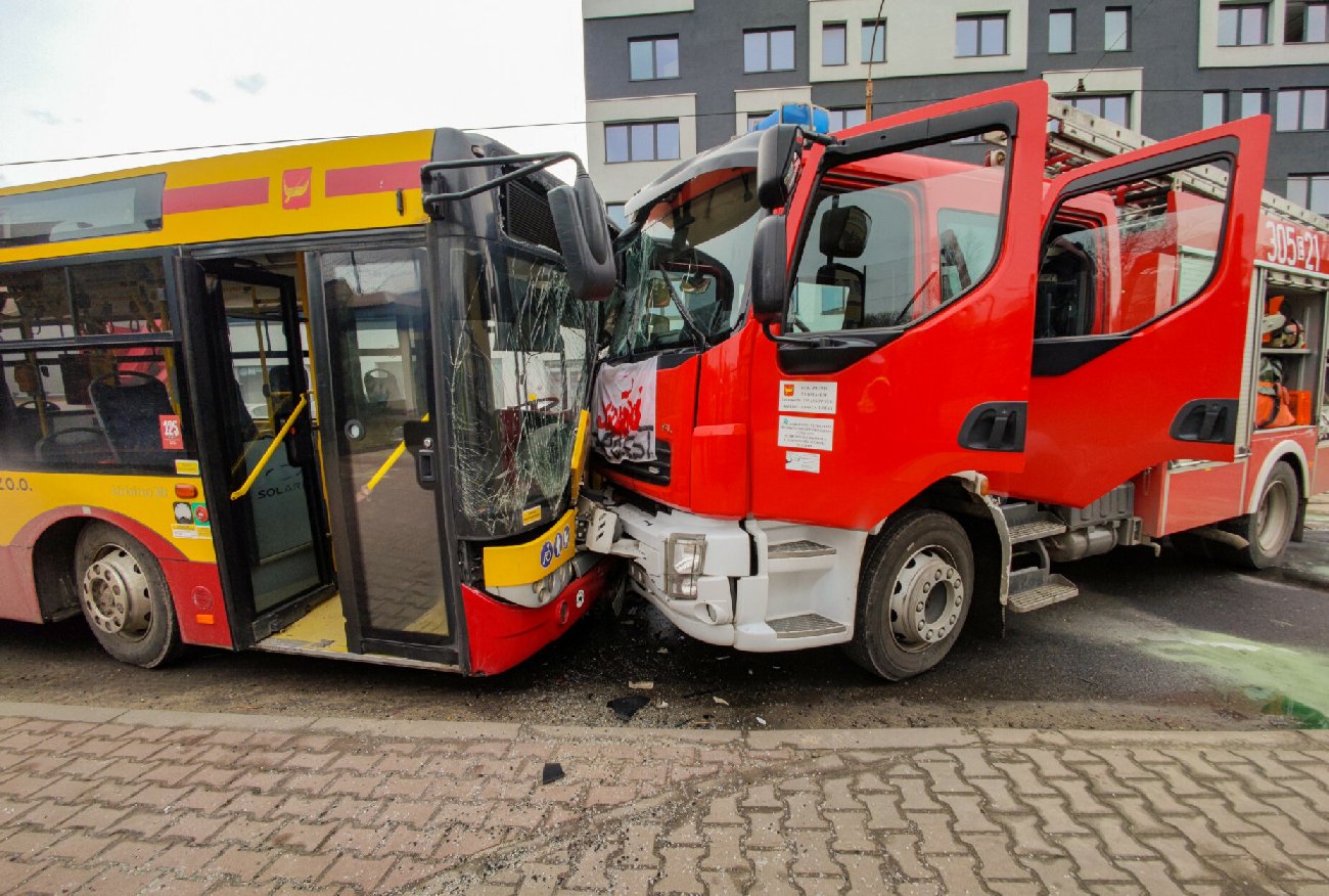 Łódź. Wóz strażacki wjechał prosto w autobus. Jest nagranie z monitoringu.