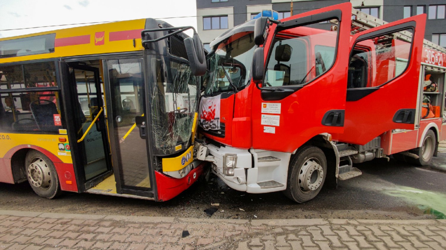 Łódź. Wóz strażacki wjechał prosto w autobus. Jest nagranie z monitoringu.
