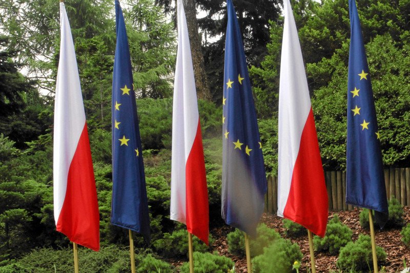 Poseł Krzysztof Truskolaski z .Nowoczesnej uważa, że flagi unijne powinny być obecne na konferencjach rządu.