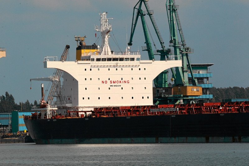 Na zdjęciu masowiec, który do portu w Świnoujściu temu przywiózł blisko 100 tys. ton węgla z USA. Teraz ten rekord sprzed paru lat został zdecydowanie pobity.