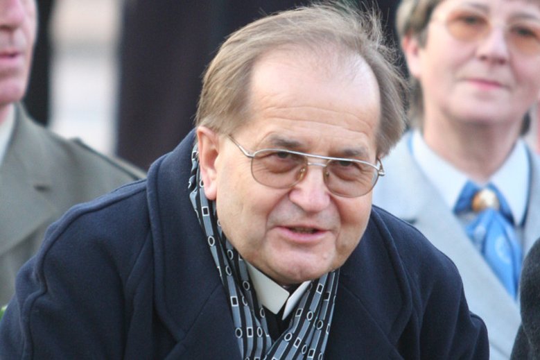 Co z samochodami o. Rydzyka? Sprawę pod lupę bierze administracja skarbowa.