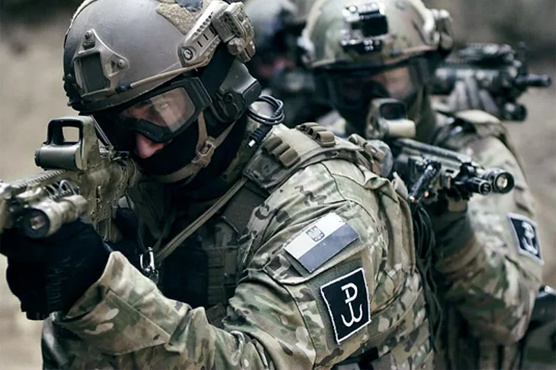 Operatorzy GROM-u na filmie promocyjnym jednostki eksponują kotwicę Polski Walczącej.