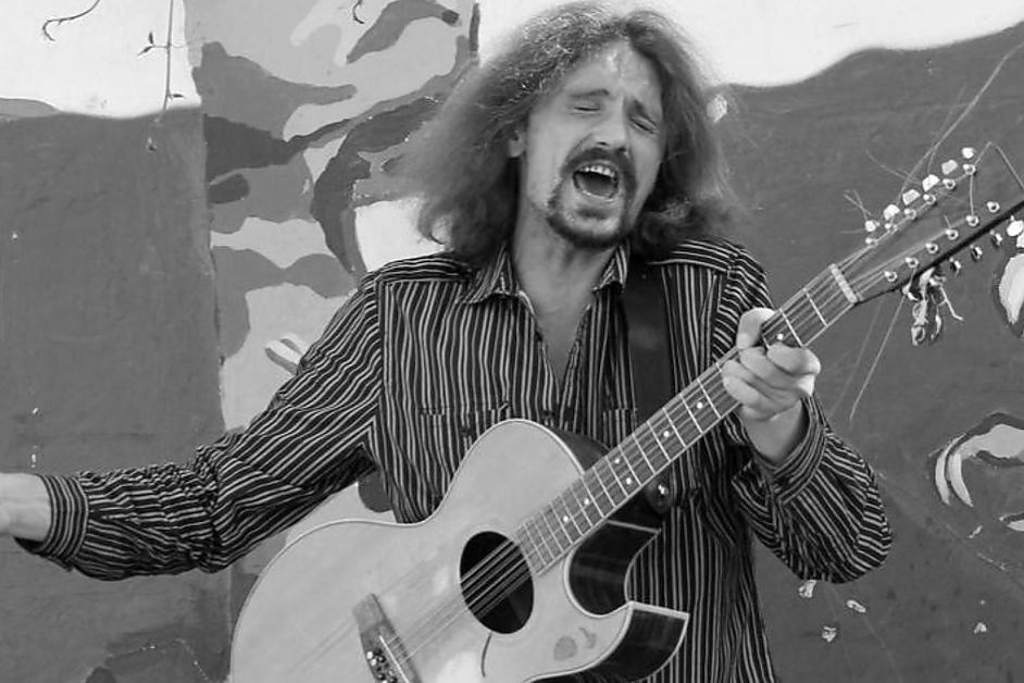 Gienek Loska zmarł po długiej i ciężkiej chorobie. 10 września pochowano go w rodzinnym Białooziersku na Białorusi. Jak potoczyła się jego historia od momentu, w którym jako 17-latek przyjechał do Polski? Gienek Loska – Historia muzyka z wrocławskiego rynku