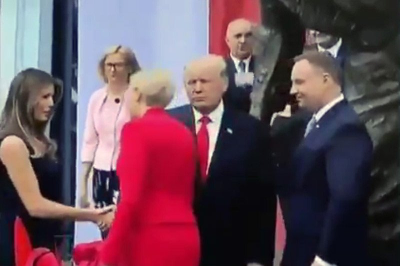 Agata Konrhauser-Duda uczyniła afront prezydentowi USA Donaldowi Trumpowi. Ostentacyjnie ominęła jego wyciągniętą w jej kierunku dłoń i przeszła do uścisków z Melanią Trump.