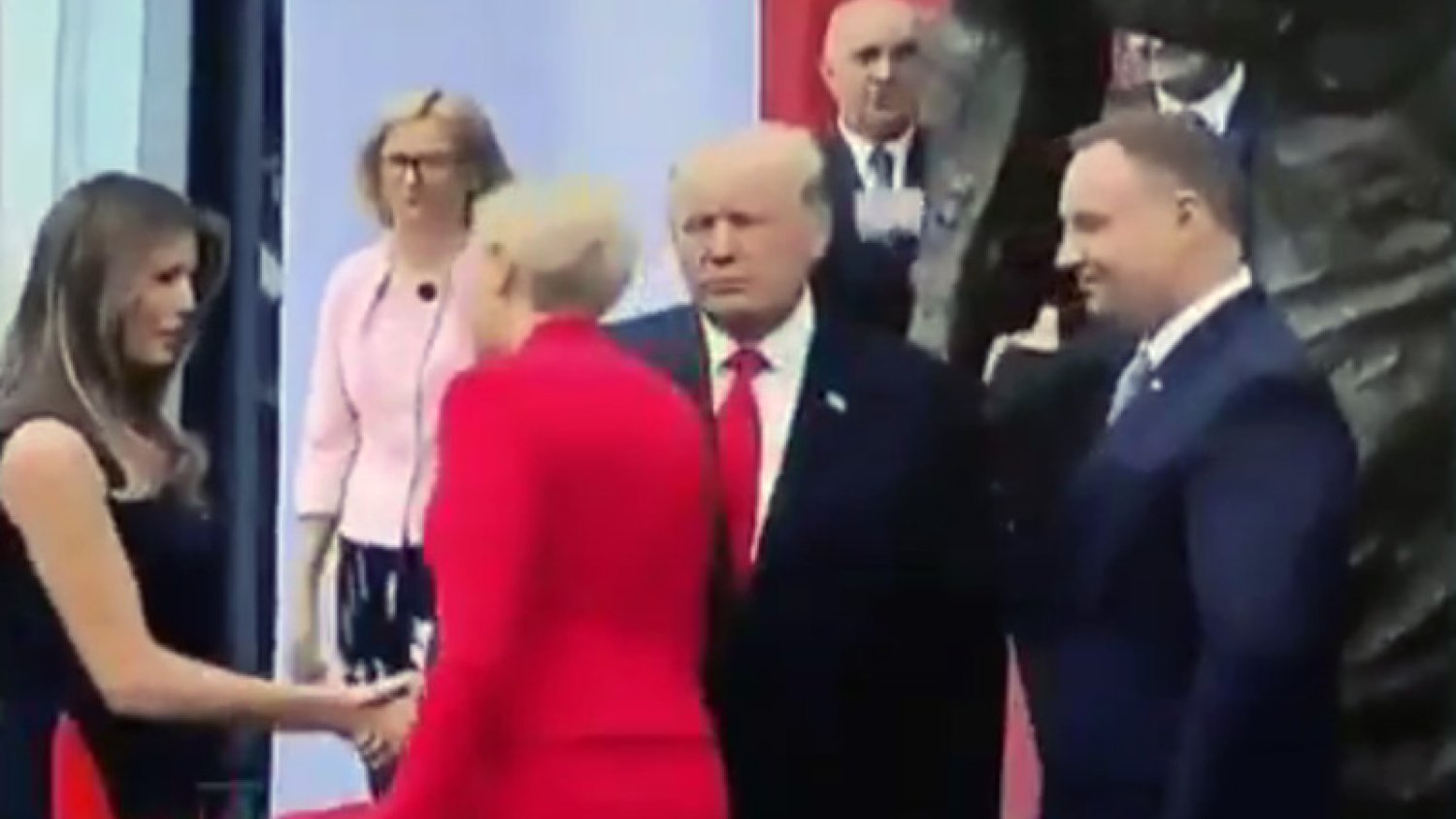 Agata Konrhauser-Duda uczyniła afront prezydentowi USA Donaldowi Trumpowi. Ostentacyjnie ominęła jego wyciągniętą w jej kierunku dłoń i przeszła do uścisków z Melanią Trump.