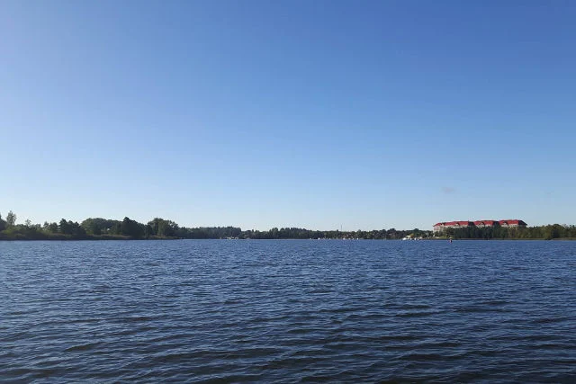 We wrześniu przed południem trudno spotkać na Tałtach jakiekolwiek inne żaglówki. Podobnie jest też na jeziorze Mikołajskim.