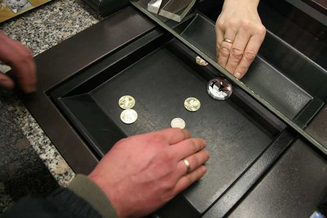 Zdecydowana większość Polaków wydatki pokrywa z comiesięcznych wypłat, a nie z oszczędności i innych źródeł