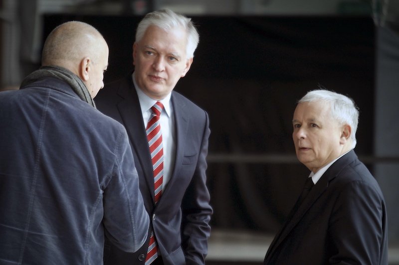 Jarosław Gowin i Jarosław Kaczyński zawarli pakt, według którego nie będzie głosowania podczas wyborów prezydenckich 10 maja. Ma się ono odbyć w innym terminie. W jakim trybie? Tłumaczy dr Mikołaj Małecki (UJ).