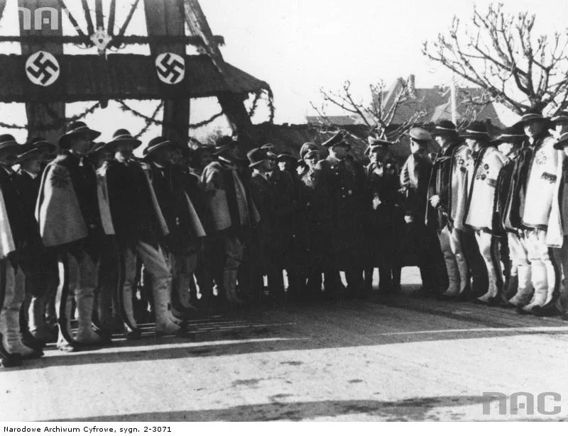 Gubernator Hans Frank w otoczeniu niemieckich oficerów i górali w strojach ludowych w Zakopanem. Listopad 1939 roku.