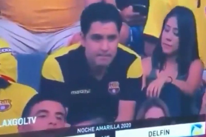 Kiss Cam przyłapał niewiernego męża na meczu ekwadorskiej Barcelony.