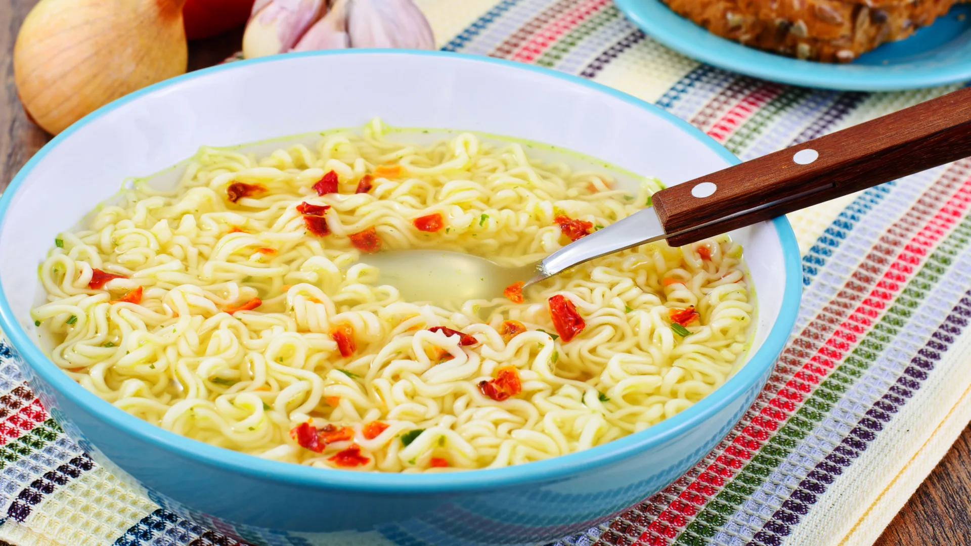 Jej pierwowzorem był ramen, jakże modny obecnie japoński rosół z dodatkiem mięsa, makaronu i kilku innych składników. Wymyślona po to, by dożywić japońską ludność początkowo była towarem luksusowym.