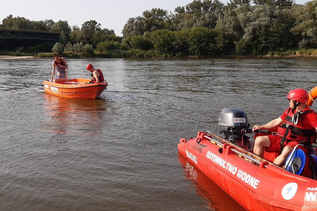 Wypadek w Górze Kalwarii. Trwają poszukiwania dwóch osób, które pływały w Wiśle