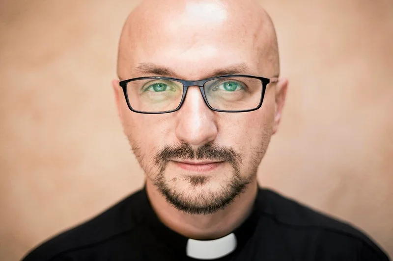 Grzegorz Kramer znów się naraził. Mówi ostro o politykach.