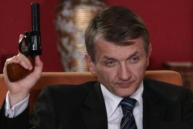 Janusz Tracz ma broń, pieniądze i kobiety.