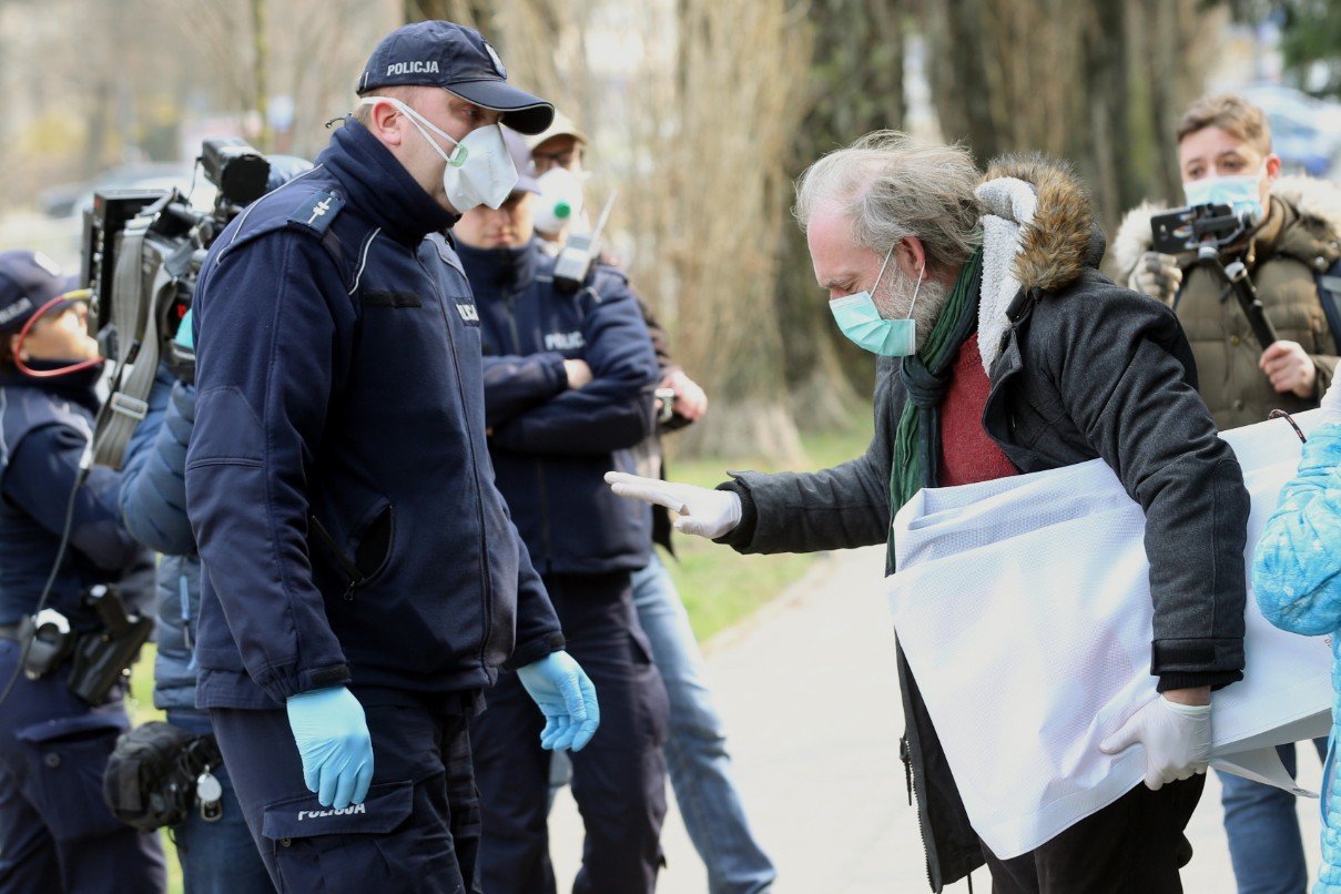 Dlaczego w Polsce jest tak mało zgonów na covid-19? Wszystko przez kreatywną statystykę. W Polsce, według oficjalnych statystyk, panuje niska śmiertelność z powodu covid-19. Wiele wyjaśnia dokument Ministerstwa Zdrowia.