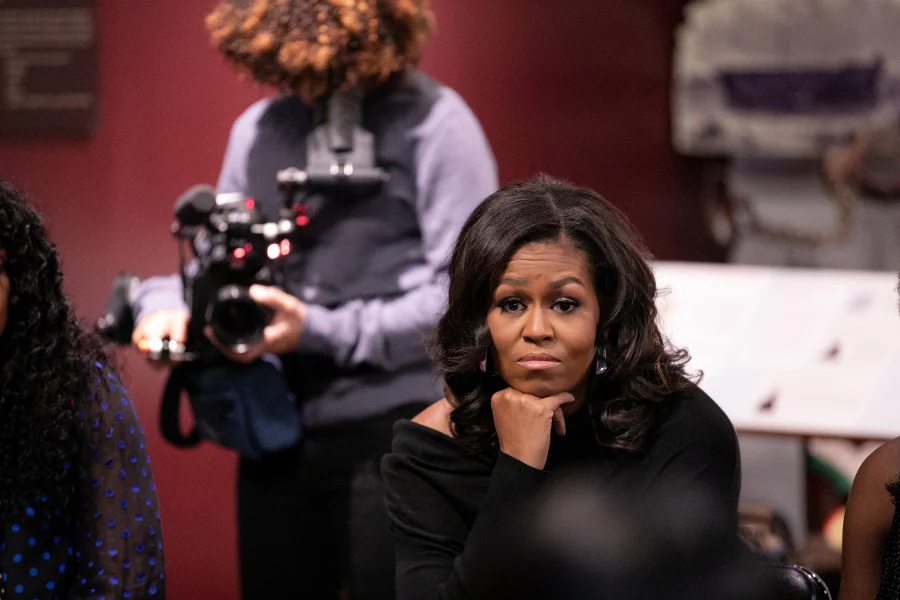 Dokument śledzi losy Michelle Obamy w czasie trasy promującej autobiografię