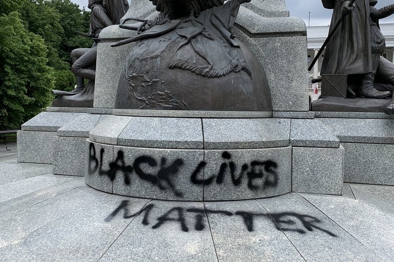 Na pomniku Kościuszki zamieszczono napis "Black Lives Matter".