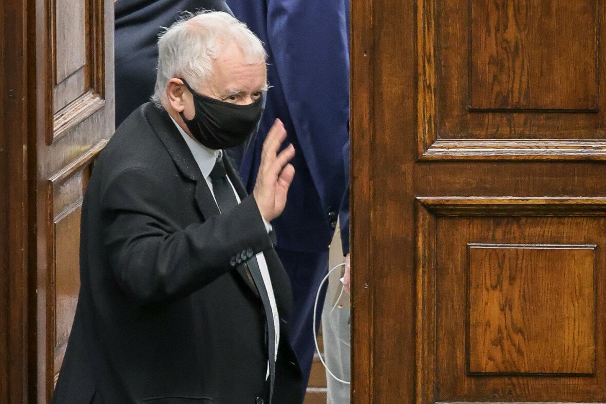 Gdzie jest Jarosław Kaczyński? Takie pytanie pada w Polsce w kontekście wprowadzenia stanu wyjątkowego.