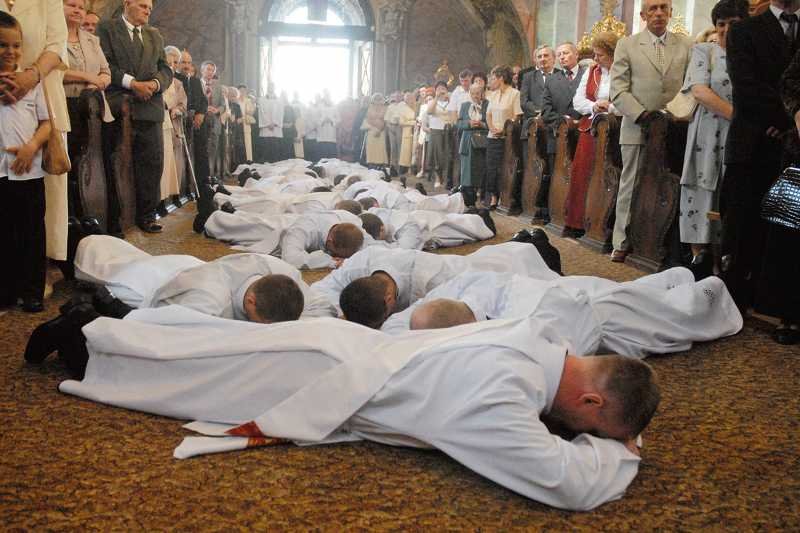 Dyskusja nad celibatem regularnie przetaczają się przez media, ale nie przynoszą żadnych rozstrzygnięć