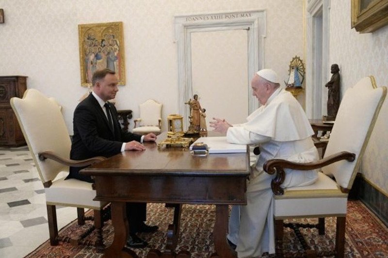 Andrzej Duda w trakcie rozmowy z papieżem Franciszkiem.