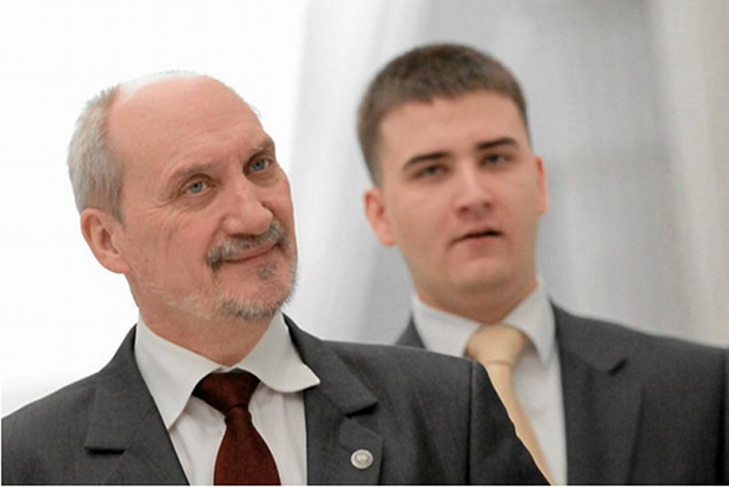 Bartłomiej Misiewicz zniknął z MON. Był na urlopie, teraz odbiera wolne. Jego szef Antoni Macierewicz uparcie broni swojego rzecznika.