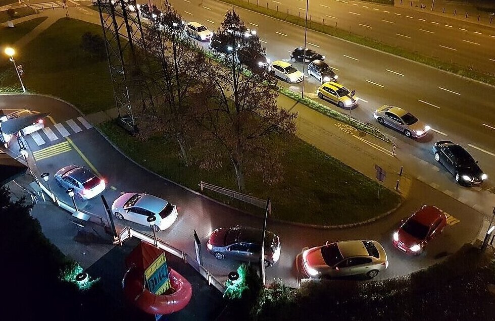 Odkąd do nowej oferty McDonald's wprowadzono kultową Kanapkę Drwala pod lokalami ustawiają się tłumy wygłodniałych klientów.