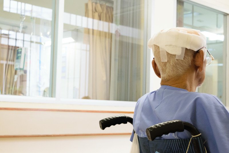 Podrzucanie w okresie świątecznym do szpitala osób starszych to duży problem.