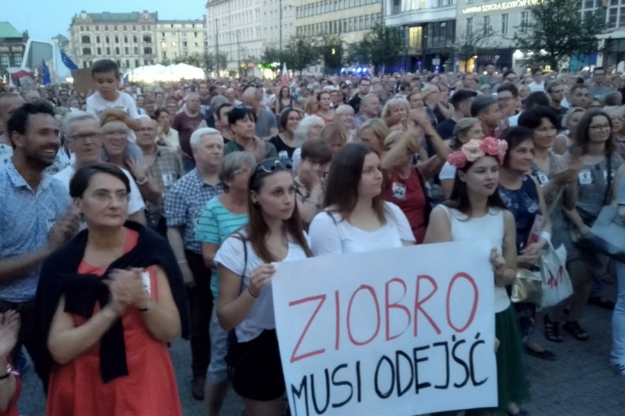 Poznaniacy utworzyli na Placu Wolności Łańcuch Światła. Domagają się dymisji Zbigniewa Ziobry.