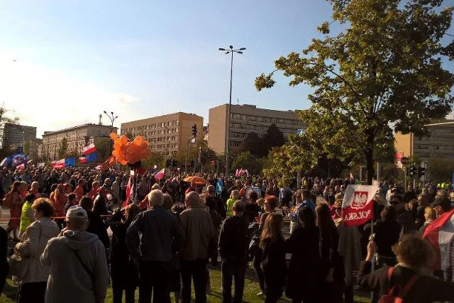 Tłum w okolicach siedzimy Trybunału Konstytucyjnego.