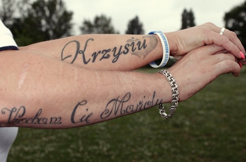 Tatuaże na przedramionach Marioli i Siwego, bohaterów dokumentu Kamila Króla, "Miłość bez ustawki"