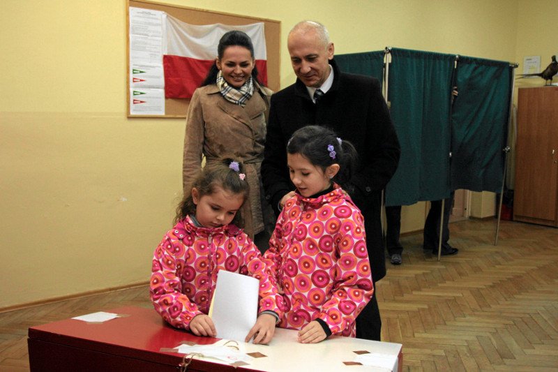 Joachim Brudziński wraz z żoną i córkami podczas głosowania w wyborach parlamentarnych w 2011 roku.