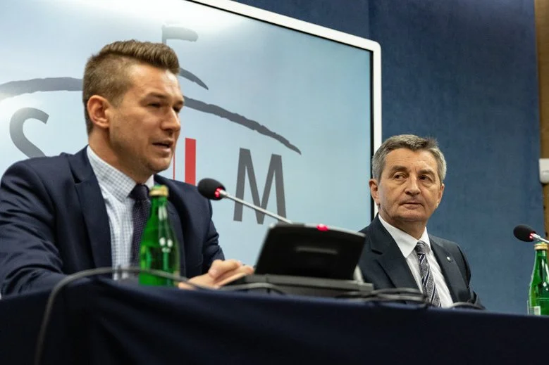 Opozycja domaga się "głowy' Andrzeja Grzegrzółki, ale poseł PiS wyjaśnia, że raczej nie mają na co liczyć.