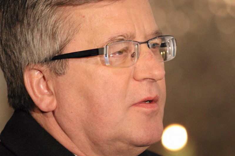 Bronisław Komorowski zgolił wąsy.