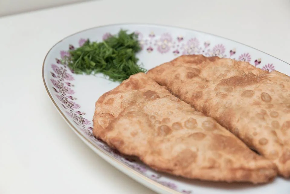 Wielkie ujgurskie pierogi z mięsem albo z serem.
