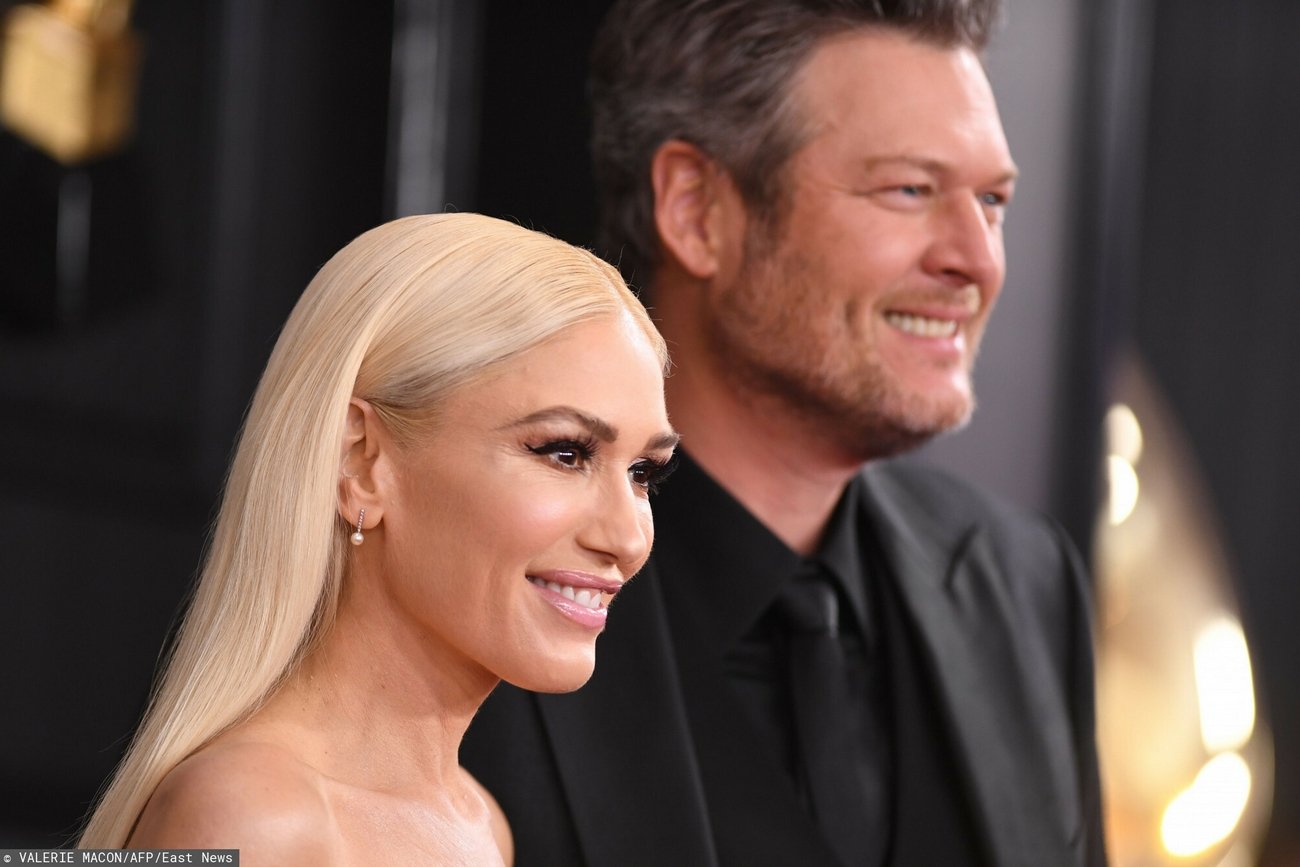 Gwen Stefani i Blake Shelton na ściance.