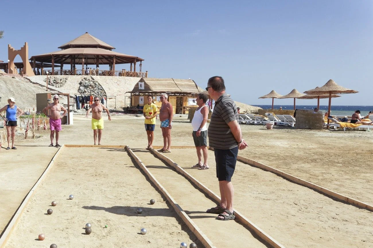 Turyści bawiący się na plaży podczas all inclusive w Egipcie. Turyści odpoczywający na plaży w Egipcie.