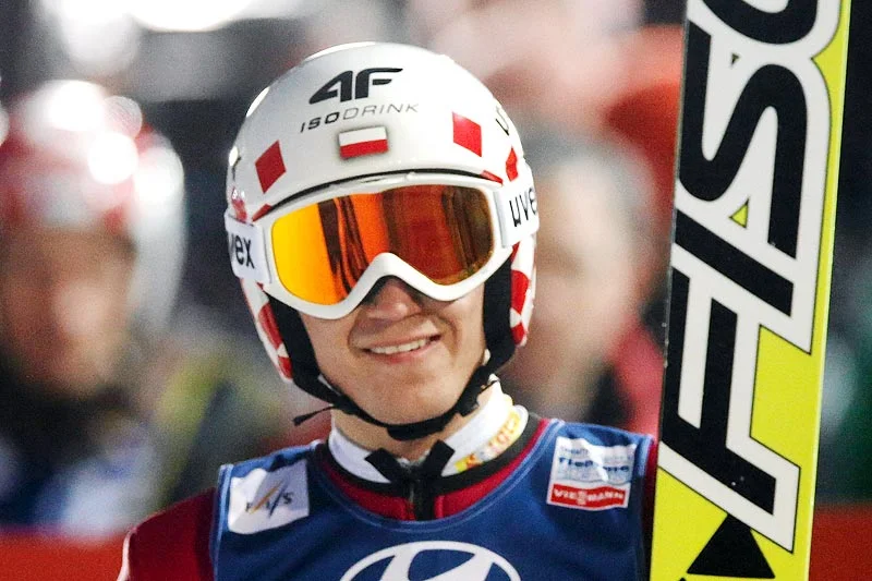 Kamil Stoch wygrał zawody Pucharu Świata w skokach narciarskich w Trondheim w Norwegii.