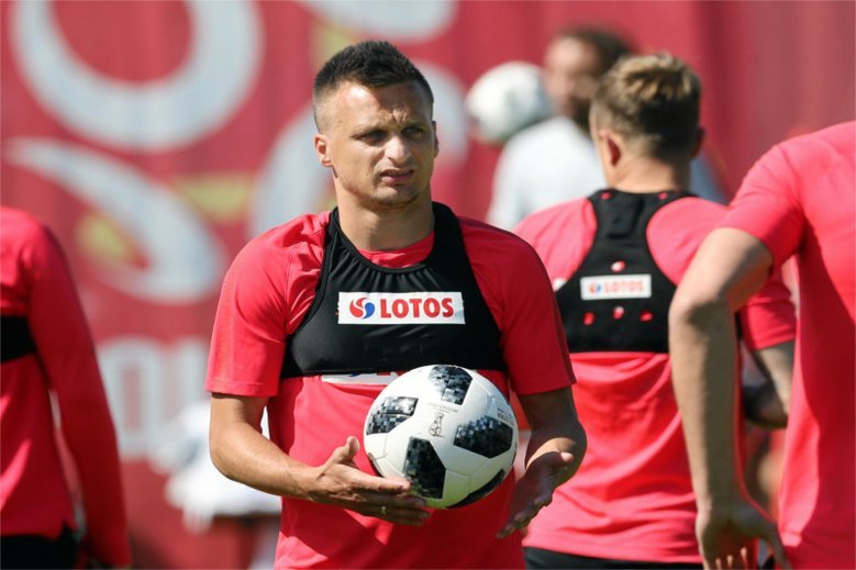 Sławomir Peszko został zdyskwalifikowany na trzy miesiące za brutalny faul na Novikovasie.