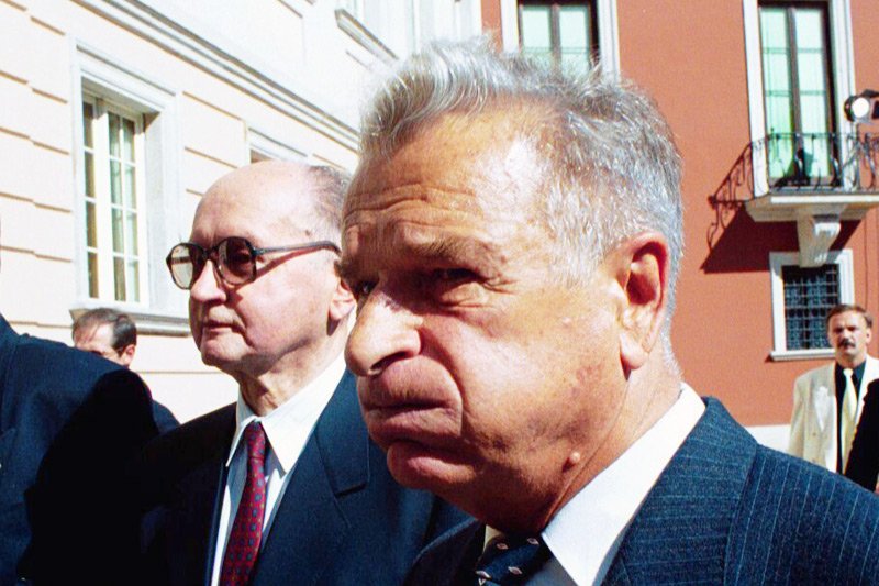 PiS ma już projekt przepisów umożliwiających pośmiertne zdegradowanie byłych przywódców PRL - gen. Wojciecha Jaruzelskiego i gen. broni Czesława Kiszczaka.