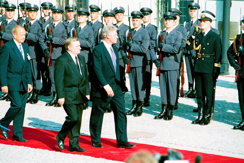 06.07.1994 Warszawa. Bill Clinton i Lech Wałęsa podczas oficjalnego pożegnania