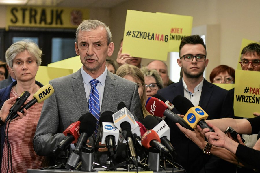 Możliwe, że nauczyciele podejmą niebawem w szkołach strajk włoski. Oznacza to, że nie będą wykonywać niczego ponad ściśle określone obowiązki.